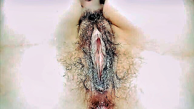 hairy beauty enjoys intense pleasure with a massive dildo : kizabeex98