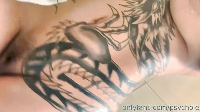 Psychojewlz teases with her wet, big breasts and twerks in a seductive solo performance. Xxxcom\'s amateur HD porn video.