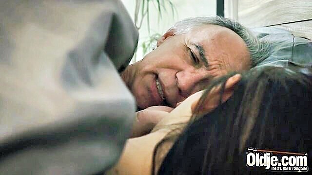 hairy grandpa dominates in hardcore double penetration with young teen : Oldje