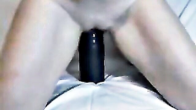 girl masturbating in 2d porn movie scene : Izel