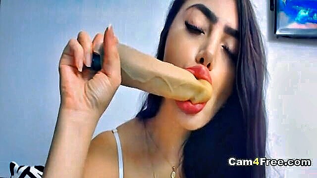 brunette babe plays with toys and masturbates on webcam : Cam 4 Free