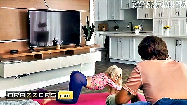flexi naked kenzie reeves shakes with pleasure during yoga : Ultima