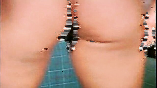 free porn solo girl shows off her shaved assets with toys : Ts