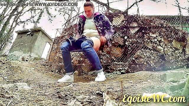 sneaky voyeur catches babe peeing in the woods upclose hd view : Egoiste Wc