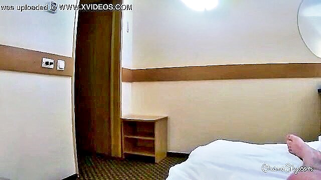 Hotwife - daring wife flashes her big ass in hotel hallway Pawg