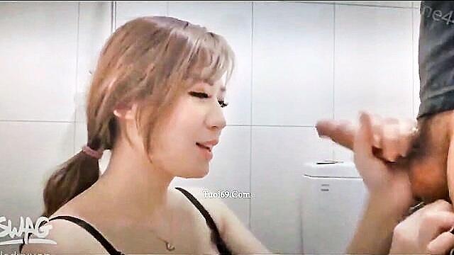 chinese amateur teen gives a sensual blowjob : Girl Girl