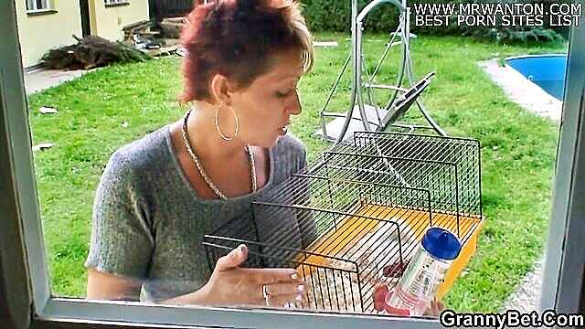 hot mature woman seduces her neighbor in steamy video : GrannyBet