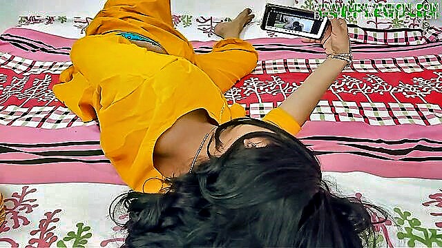 desi housewife gets hardcore doggystyle action : Doggy