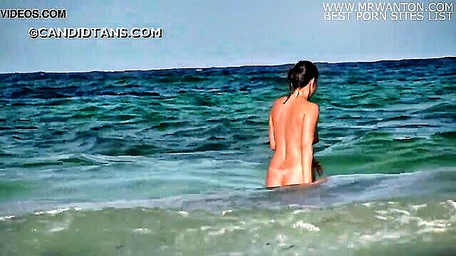 couples ocean bath captured by sneaky voyeur : Ts