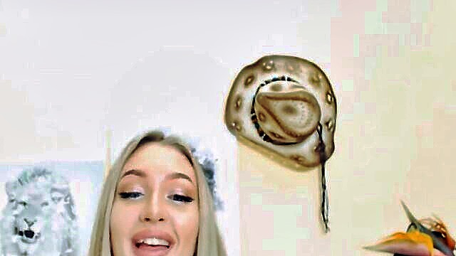 sexy blondes tight pussy gets pleasured on webcam : Cam 4 Free