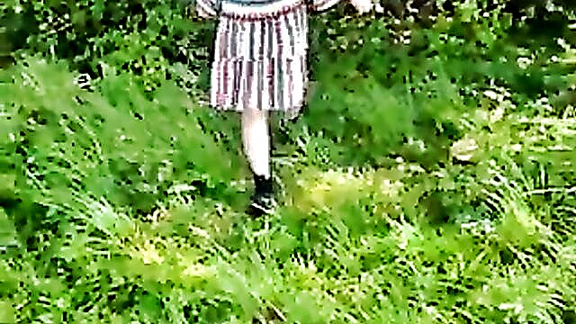 experience outdoor pissing with hot milf in hd : Milf