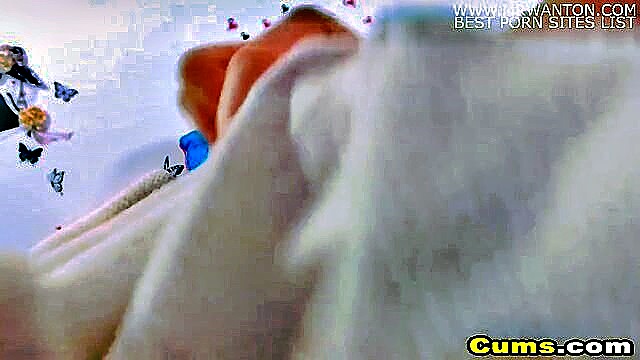 babe fucks herself : webcam