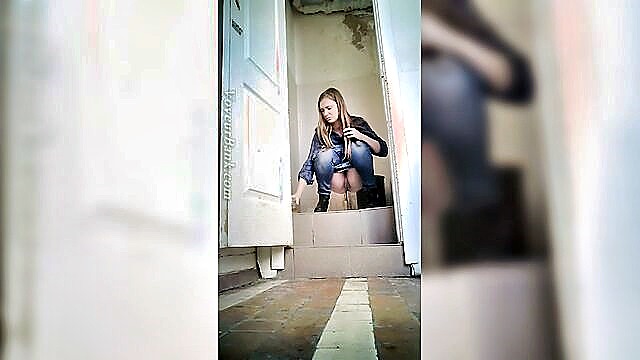 white cam girl piss : Voyeur Bank