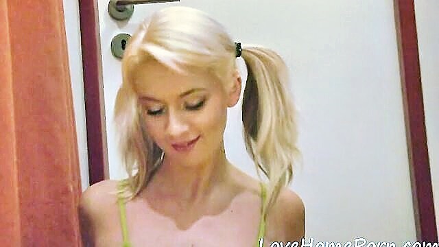 blonde drills solo : LoveHomePorn