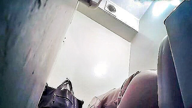 voyeur bank peeing public : Voyeur Bank