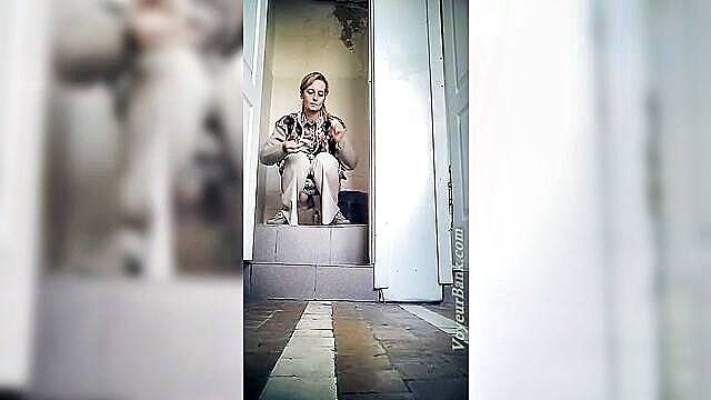 office babe pisses : Voyeur Bank