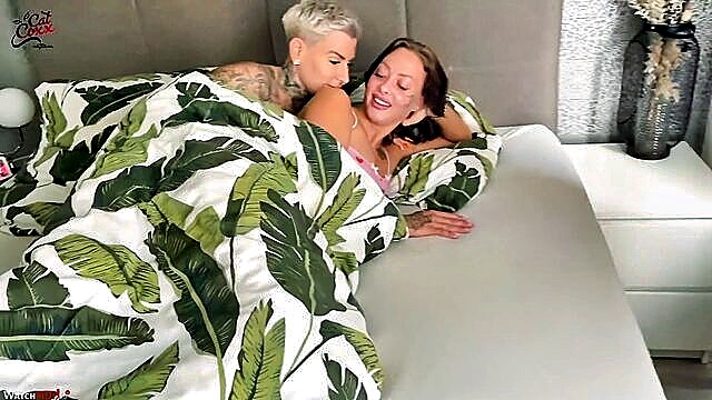 Cat-Coxx - lesbo sex with tattooed mom