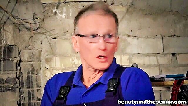 elderly man with a big penis gets a blowjob sexvid : Beauty And The Senior