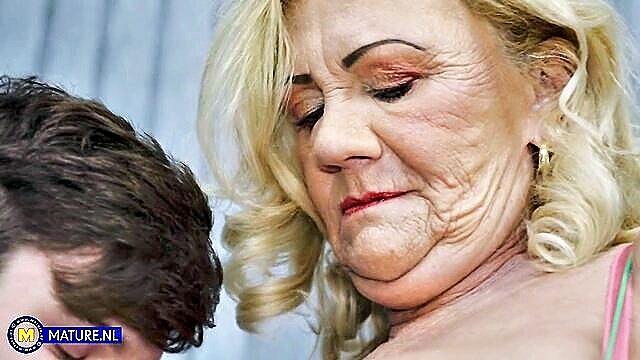 granny shows it all : Mature NL