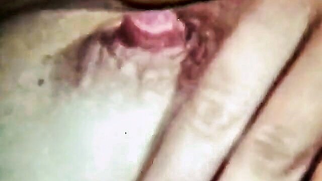 hairy pussy riding : Babe