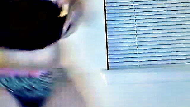 amateur webcam dancer mizz blizz shows off her moves in this hot video : Ulybkina