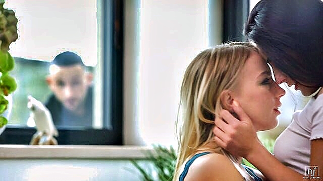Kira Thorn, Lexi Dona, Mindy - hd sex threesome with kira thorn and lexi dona