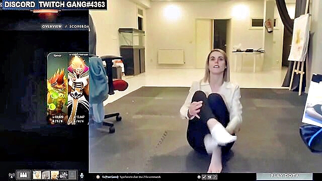 Gamergirl - twitch streamer accidentally flashes her boobs while changing shirt stracke_kenneth