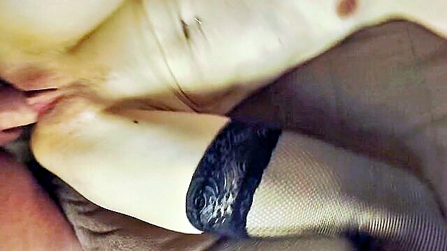 chatte, ass fuck, anal - brunette amateur flora sucks and gets anal and pussy fucked on camera