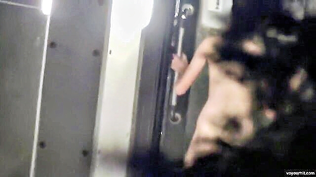 nri023 00 seducing amateur in shower : xtremblay