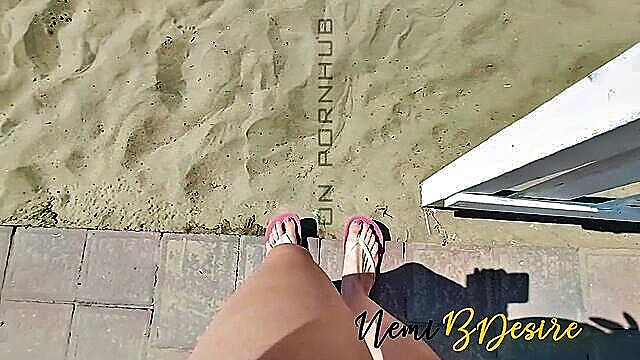 ball sucking, ball licking, amatoriale italiano - italian wife gets pleasure from lifeguards big cock at the beach
