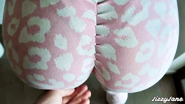 fitness model gives a tantalizing blowjob and gets cummed on : Jizzyjane