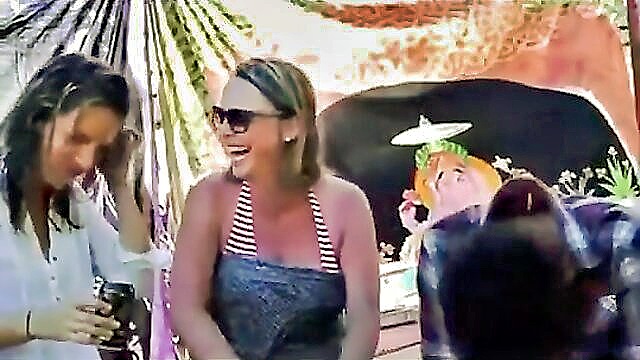 canadian girls rate interviewers dick on public beach : jaydon83