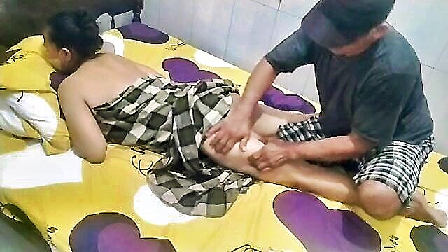 indonesian amateur shares her kinky side in hd : We